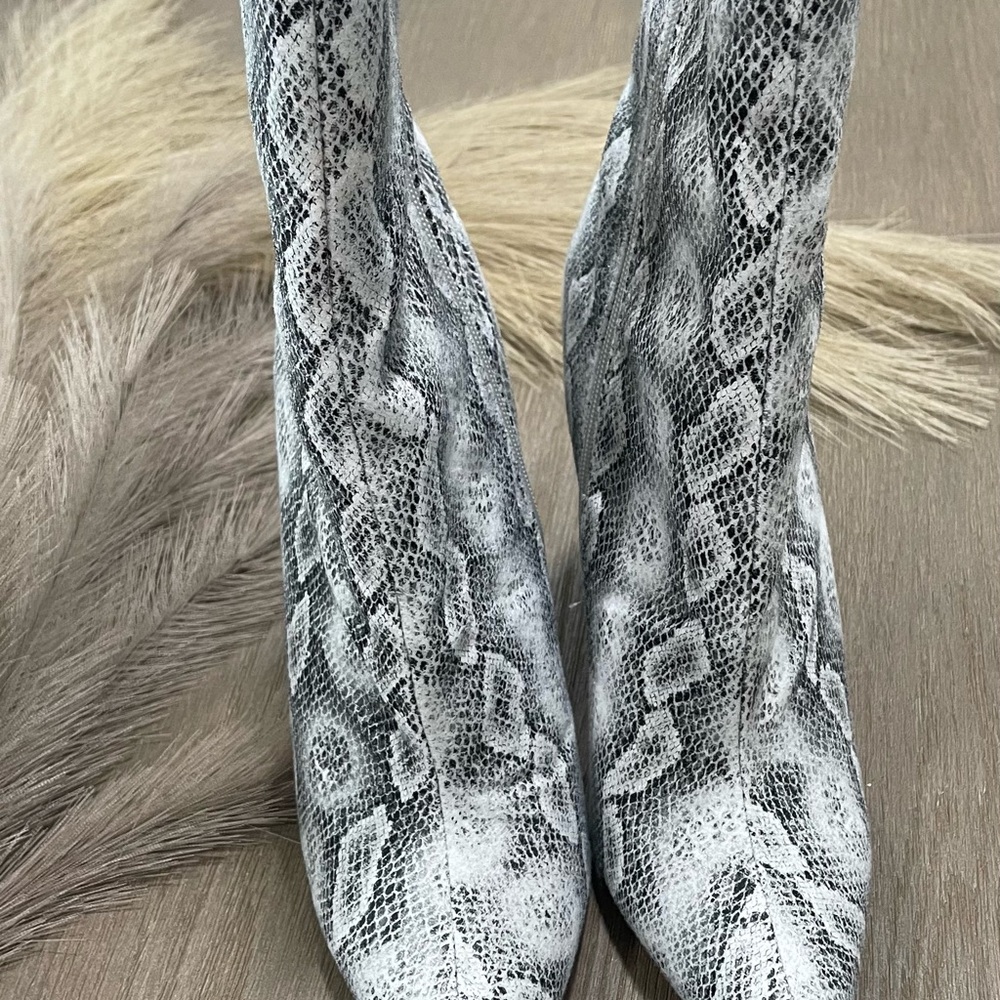 Elegant Snakeskin Pattern Women's Boots